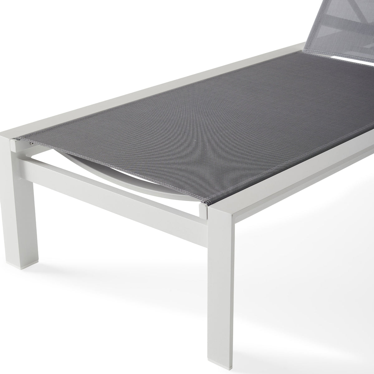 Santa Monica Chaise Lounge in White Aluminum & Silver Mesh